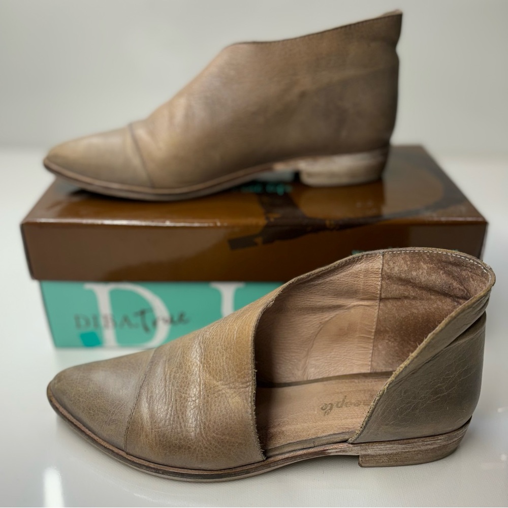 Dibia True No Evidence cutout slip on flats size 7.5